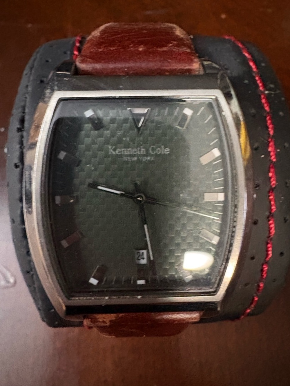 Men’s Kenneth Cole green Textured Dial Leather Strap Watch circa 2002